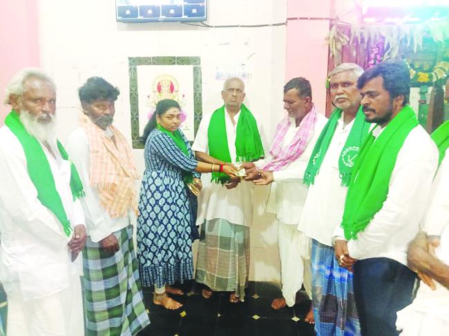  ನೊಂದ ರೈತನಿಗೆ  ರೈತ ಸಂಘದಿಂದ ಧನ ಸಹಾಯ  