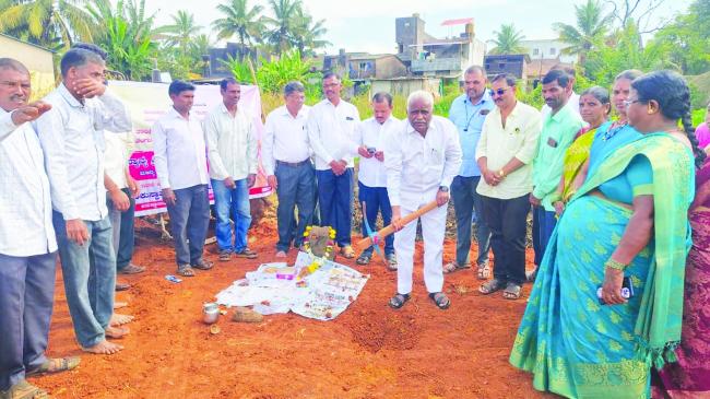 ಬಸ್ ಪ್ರಯಾಣಿಕರ ತಂಗುದಾಣ ನಿರ್ಮಾಣ ಕಾಮಗಾರಿಗೆ ಭೂಮಿ ಪೂಜೆ  