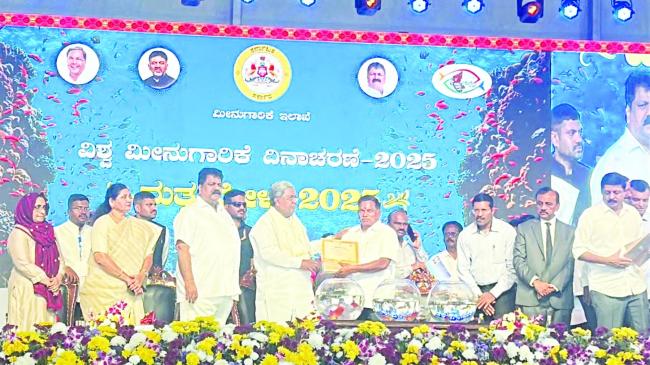 ಸಿರುಗುಪ್ಪ: ಹಾಳು ಮುರುವಣೆ ಗ್ರಾಮದ ಸಿ.ಹೆಚ್‌.ಮಹಾಕಾಳಿ ರಾಜುಗೆ ಶ್ರೇಷ್ಠ ಮೀನು ಕೃಷಿಕ ಪ್ರಶಸ್ತಿ 