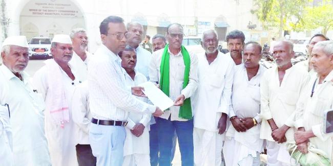 ಹಾನಿಗೊಳಗಾದ ತೊಗರಿಗೆ  ಪರಿಹಾರ ರೈತರ ಒತ್ತಾಯಿಸಿ ಜಿಲ್ಲಾಧಿಕಾರಿಗೆ ಮನವಿ