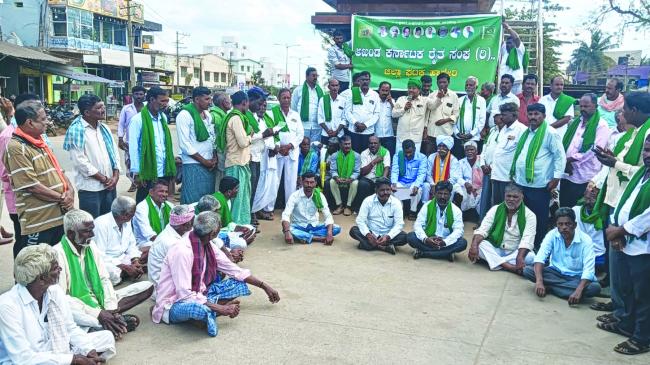 ಗೋವಿನಜೋಳ ಬೆಂಬಲ ಬೆಲೆಗಾಗಿ ರೈತ ಒಕ್ಕೂಟದ ನೇತೃತ್ವದಲ್ಲಿ ಪ್ರತಿಭಟನೆ  