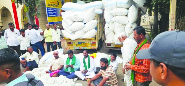ಹತ್ತಿ ಖರೀದಿಯಲ್ಲಿ ಆಗುತ್ತಿರುವ ಅನ್ಯಾಯದ ವಿರುದ್ಧ ಹೋರಾಟ 