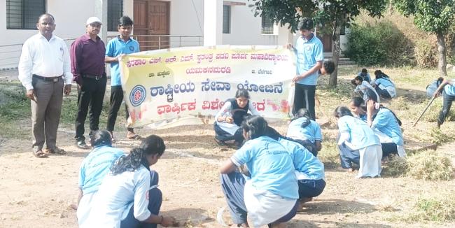 ಹತ್ತರಗಿಯ ಕಾರೀಮಠದ ಆವರಣದಲ್ಲಿ ಸ್ವಚ್ಛತಾ ಕಾರ್ಯಕ್ರಮ