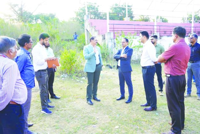 ಸಂಡೂರು ತಾಲ್ಲೂಕು ಕ್ರೀಡಾಂಗಣಕ್ಕೆ ನಿರ್ದೇಶಕ ಡಾ. ಸಂಜಯ್ ಎಸ್ ಬಿಜ್ಜೂರ್ ಭೇಟಿ 