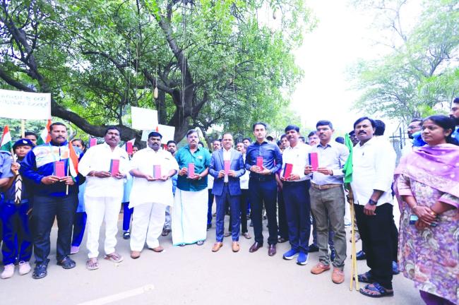 ಬಳ್ಳಾರಿಯಲ್ಲಿ ಸಂವಿಧಾನ ದಿನಾಚರಣೆ: ಗಮನಸೆಳೆದ ಬೃಹತ್ ಜಾಥ 