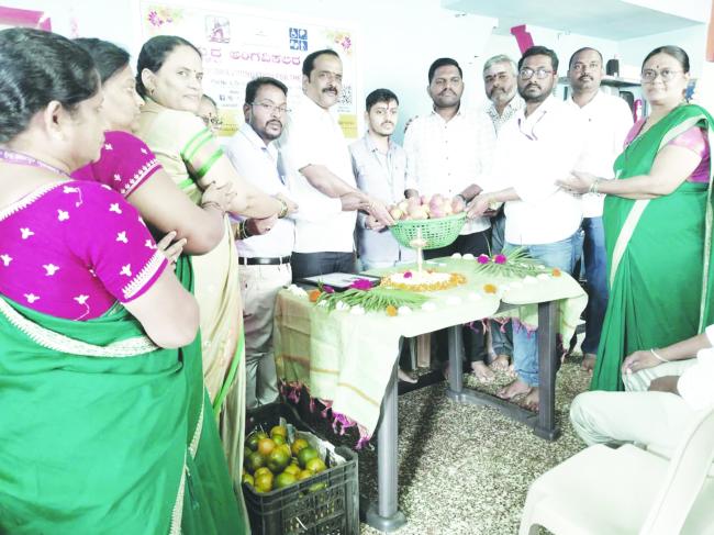  ಡಾ.ವೀರೇಂದ್ರ ಹೆಗ್ಗಡೆಯವರ ಹುಟ್ಟು ಹಬ್ಬದ   ಹಣ್ಣು ಹಂಪಲು ವಿತರಣೆ 