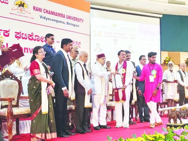 ಶಿಕ್ಷಕ ಸಾಹಿತಿ ವೈ. ಬಿ. ಕಡಕೋಳರಿಗೆ ಡಾಕ್ಟರೇಟ್ ಪ್ರದಾನ 