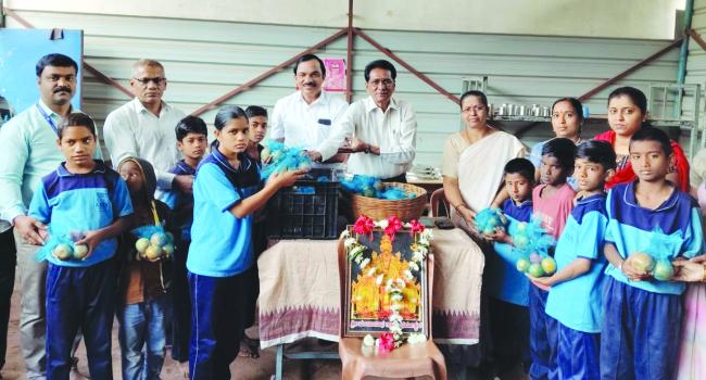 ಡಾ. ವಿರೇಂದ್ರ ಹೆಗ್ಗಡೆಯವರ ಹುಟ್ಟು ಹಬ್ಬದ ಪ್ರಯುಕ್ತ ವಿಕಲಚೇತನ ಮಕ್ಕಳಿಗೆ ಹಣ್ಣು ಹಂಪಲು ವಿತರಣೆ 