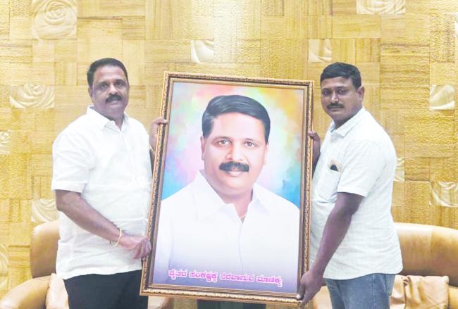 ಅಭಿಮಾನಿಯಕುಂಚದಲ್ಲಿ ಅರಳಿದ ಗಜಾನನ ಮಂಗಸೂಳಿಯವರ ಭಾವಚಿತ್ರ 