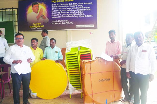 1.36 ಲಕ್ಷ ಬೆಲೆಬಾಳುವ ಪೀಠೋಪಕರಣಗಳ ವಿತರಣೆ : ಶಾಸಕ ಶ್ರೀನಿವಾಸ ಮಾನೆ 