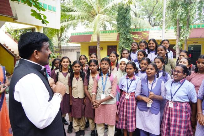 ರಾಜ್ಯ ಮಕ್ಕಳ ಹಕ್ಕುಗಳ ರಕ್ಷಣಾ ಆಯೋಗದ ಅಧ್ಯಕ್ಷ ಶಶಿಧರ ಕೋಸಂಬೆ ಅವರಿಂದ ವಸತಿ ನಿಲಯ ಮತ್ತು ಶಾಲೆಗೆ ಭೇಟಿ ಪರೀಶೀಲನೆ 