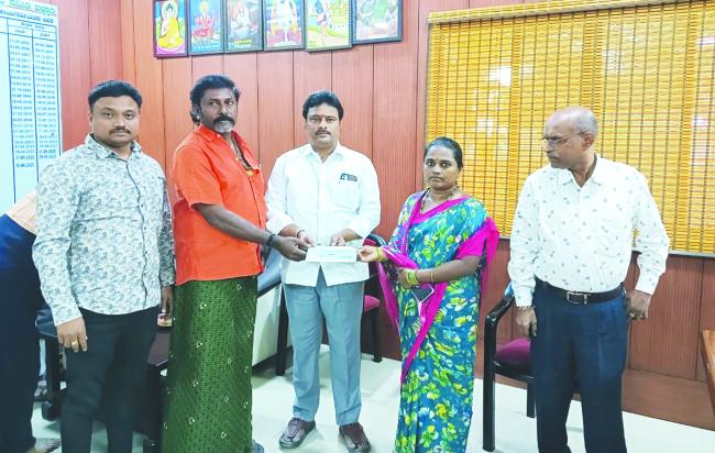 ಕಾಯಕ ನಿಧಿ ಯೋಜನೆಯಿಂದ 25ಸಾವಿರ ರೂಪಾಯಿಗಳು ಮೃತ ಕಾರ್ಮಿಕ ಕುಟುಂಬಕ್ಕೆ ಹಸ್ತಾಂತರ 