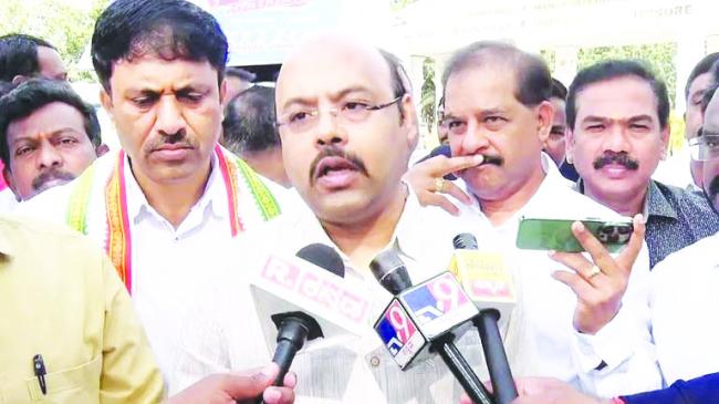 ‘ಸಿದ್ದರಾಮಯ್ಯ ಹೈಗೆ ಕೊಟ್ಟ ಮಾತನ್ನು ಉಳಿಸಿಕೊಳ್ಳುತ್ತಾರೆ’