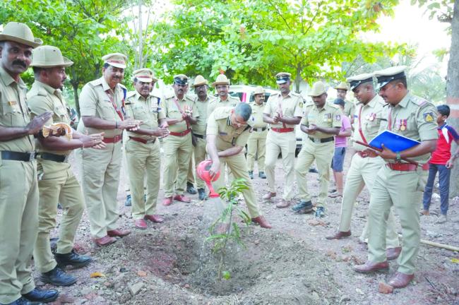 ಅಂಕಲಿ ಪೊಲೀಸ್ ಠಾಣೆಗೆ ಐಜಿಪಿ ಚೇತನಸಿಂಗ್ ಠಾಕೂರ ಅನೀರೀಕ್ಷಿತ ಭೇಟಿ 