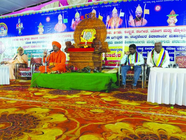 ಕಾಶಿ ಜಗದ್ಗುರು ಸಂಸ್ಕಾರಯುತ ಸಮಾಜ ಕಟ್ಟಲು ಶ್ರಮಿಸುತ್ತಿದ್ದಾರೆ : ಡಾ.ನೀಲಕಂಠ ಶ್ರೀಗಳು 