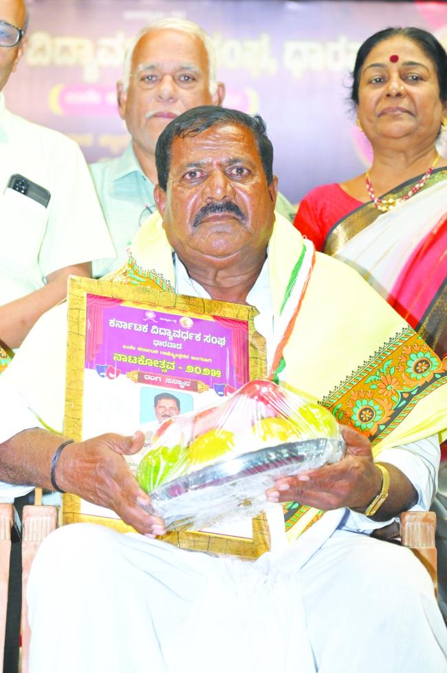 ಯಲ್ಲನಗೌಡ ಪಾಟೀಲ್ ಇವರಿಗೆ ರಂಗ ಸನ್ಮಾನ