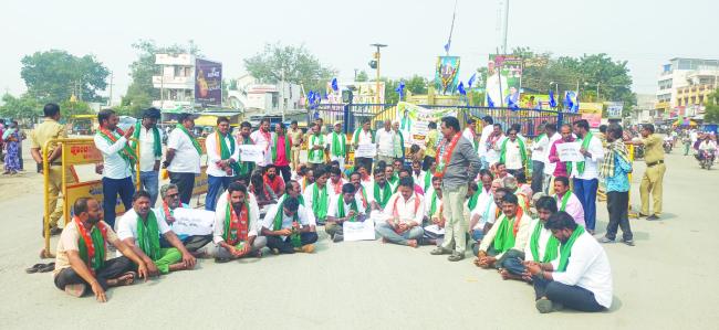 ರೈತರ ಎರಡನೇ ಬೆಳೆಗೆ ನೀರು ಹರಿಸುವಂತೆ ಆಗ್ರಹ