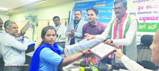 ಬಡಜನರು ಆರ್ಥಿಕ ಸ್ವಾವಲಂಬನೆ ಬದುಕು ನಡೆಸಲು ಬ್ಯಾಂಕ್‌ಗಳು ಸಹಕಾರಿಯಾಗಬೇಕು