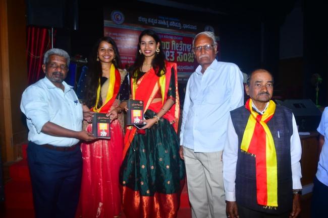 ವೃಂದಾ ಹಾಗೂ ಶ್ರೇಯಾರಿಗೆ  ಶುಭಕೋರಿದ ಡಾ. ಸುರೇಶ ಡಿ. ಹೊರಕೇರಿ