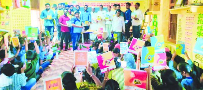 ಶಾಸಕ ಅಶೋಕ ಮನಗೂಳಿ ಹುಟ್ಟುಹಬ್ಬ: ಮಕ್ಕಳಿಗೆ ನೋಟ್‌ಬುಕ್ ವಿತರಣೆ  