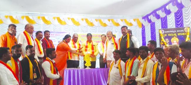 ಕನ್ನಡ ಮತ್ತು ಕನ್ನಡಿಗರು ನೀರಾಭಿಮಾನಿಗಳಾಗದೆ ಸ್ವಾಭಿಮಾನಿಗಲಾಗಬೇಕು : ಅಧ್ಯಕ್ಷ ಚೋಳಪ್ಪ ಕಸವಾಳ