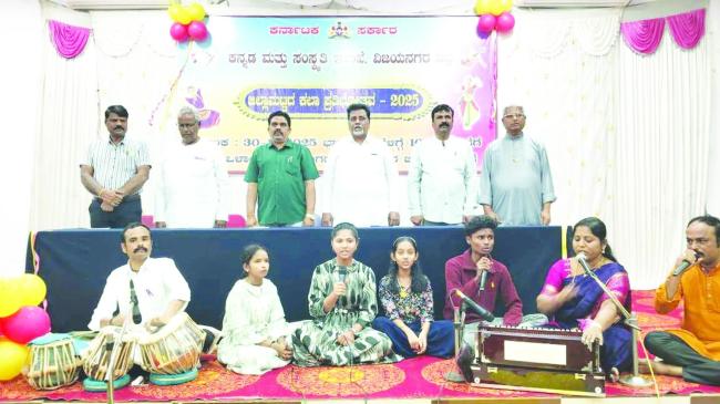 ಕ್ರೀಡಾಂಗಣದಲ್ಲಿ ಕನ್ನಡ ಮತ್ತು ಸಂಸ್ಕೃತಿ ಇಲಾಖೆ ವತಿಯಿಂದ ಜಿಲ್ಲಾ ಮಟ್ಟದ ಕಲಾ ಪ್ರತಿಭೋತ್ಸವ ಕಾರ್ಯಕ್ರಮ