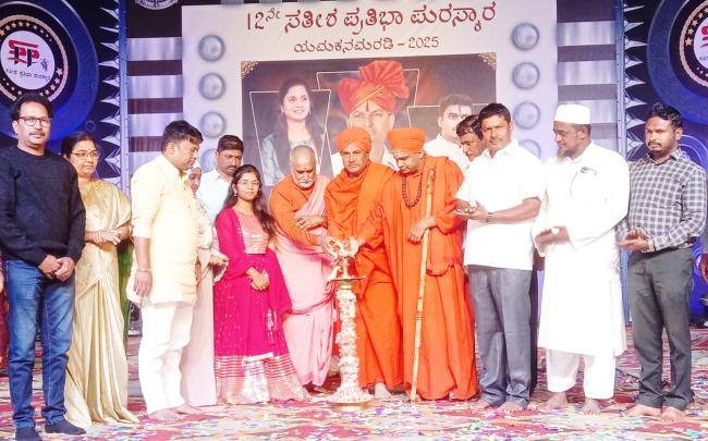 ಸತೀಶ ಜಾರಕಿಹೋಳಿ ಪೌಂಡೆಶನ್ ಕಾರ್ಯ ಶ್ಲಾಘನೀಯ: ಗುರುಸಿದ್ದೇಶ್ವರ ಶ್ರೀಗಳು 