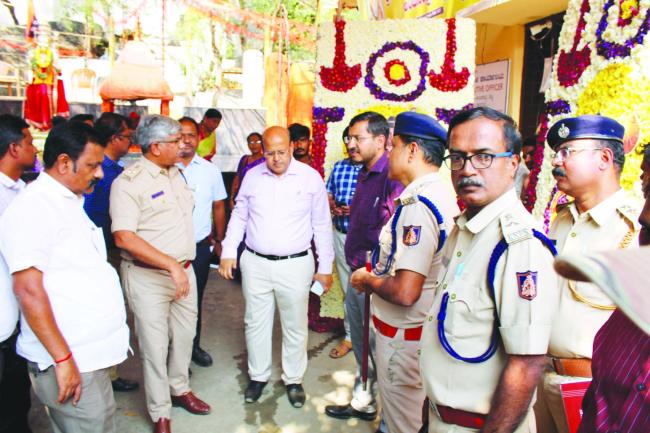 ಜಿಲ್ಲಾಧಿಕಾರಿಗಳಿಂದ ಹನುಮಮಾಲ ಕಾರ್ಯಕ್ರಮದ ಅಂತಿಮ ಸಿದ್ಧತೆಗಳ ಪರೀಶೀಲನೆ 