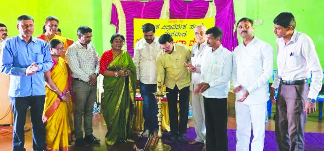 ಗಡಿ ಭಾಗದಲ್ಲಿ ಉಚಿತ ಕನ್ನಡ ವಸತಿ ಶಾಲೆಗಳಾಗಬೇಕು: ಡಾ. ಬಾಬು ಬೆಣ್ಣಿ 