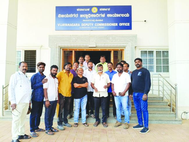 ಕಳಪೆ ಕಾಮಗಾರಿಗಳಿಗೆ ಕುಮ್ಮಕ್ಕು ನೀಡಿರುವ ಅಧಿಕಾರಿಗಳನ್ನು ಕೂಡಲೇ ಅಮಾನತ್ತು  ಮಾಡುವಂತೆ ಒತ್ತಯಿಸಿ ಮನವಿ