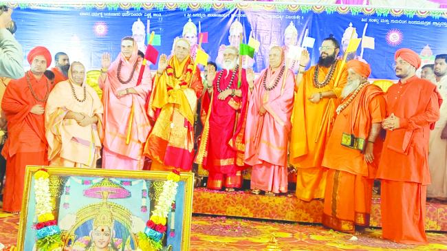  ಬಿಸನಳ್ಳಿ ಗ್ರಾಮದ ಧರ್ಮ ವೇದಿಕೆಯಲ್ಲಿ ಪಂಚ ಪೀಠಗಳ ಸಮ್ಮಿಲನ ಭೂ ಕೈಲಾಸ ಸೃಷ್ಠಿಯಾದಂತಾಗಿದೆ  