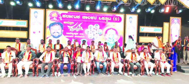 ಉ.ಕ ಜಿಲ್ಲಾ ಚಾಲಕರ ಒಕ್ಕೂಟದ ಪದಾಧಿಕಾರಿಗಳಿಗೆ ವಿಶೇಷ ಸನ್ಮಾನ  