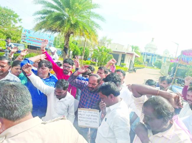 ವಿವಿಧ ಬೇಡಿಕೆಗಳನ್ನು ಈಡೇರಿಸುವಂತೆ ಆಗ್ರಹಿಸಿ ಅತಿಥಿ ಉಪನ್ಯಾಸಕರ ಅನಿರ್ದಿಷ್ಟಾವಧಿ ಪ್ರತಿಭಟನೆ