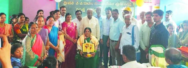 ಅಗಡಿ ಗ್ರಾಮದ ಸ್ವಯಂ ನಿವೃತ್ತಿಗೊಂಡ ಪಾರ್ವತಿ ಪಾಟೀಲ ಗುರುಮಾತೆಯ ಬೀಳ್ಕೊಡುಗೆ ಸಮಾರಂಭ