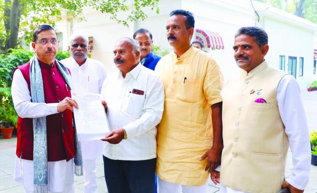 ಪಟ್ಟಣಕ್ಕೆ ವೇಗದೂತ ರೈಲುಗಳು ನಿಲ್ಲಿಸುವಂತೆ ಸಂಸದರಿಗೆ ಮನವಿ 