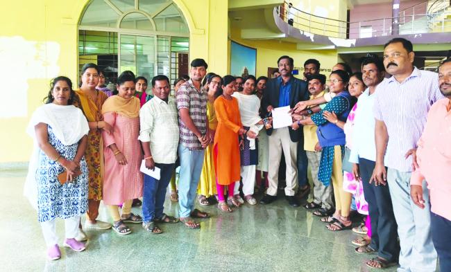 ಹೊರಗುತ್ತಿಗೆ ನೌಕರರಿಂದ ಮನವಿ 