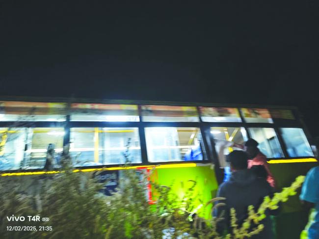 ಕೆ.ಎಸ್‌.ಆರ್‌.ಟಿ.ಸಿ ಬಸ್ ಚಾಲಕನ ನಿಯಂತ್ರಣ ತಪ್ಪಿ ರಸ್ತೆ ಪಕ್ಕಕ್ಕೆ ಉರುಳಿದೆ 