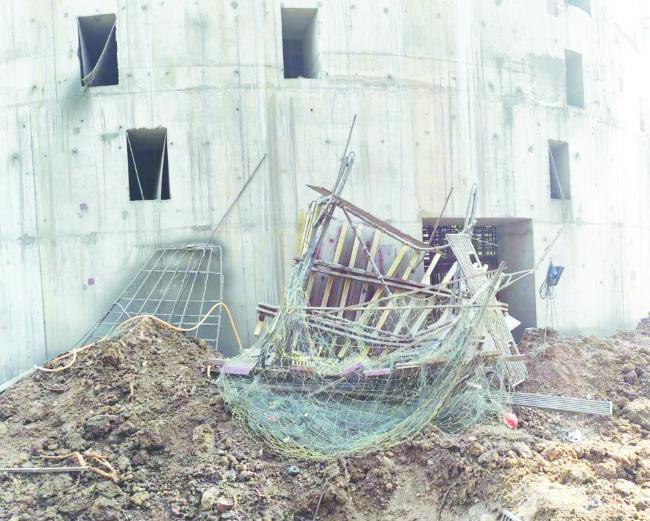 ಆಯತಪ್ಪಿ ಬಿದ್ದು ಕಾರ್ಮಿಕ ಸಾವು, ಇಬ್ಬರಿಗೆ ಗಂಭೀರ ಗಾಯ 