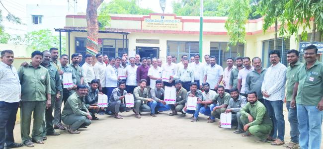 ಜೆಸ್ಕಾಂ ಕಛೇರಿಯಲ್ಲಿ ಮತಯಾಚಿಸಿದ ನಿರ್ದೇಶಕ ಸ್ಥಾನದ ಅಭ್ಯರ್ಥಿಗಳು 