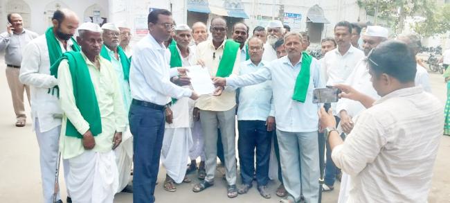 ಮೆಕ್ಕೆಜೋಳ ಜಿಲ್ಲೆಗಳಲ್ಲಿಯೇ ಖರೀದಿಸಬೇಕೆಂದು ಒತ್ತಾಯಿಸಿ ಜಿಲ್ಲಾಧಿಕಾರಿಗಳಿಗೆ ಮನವಿ 