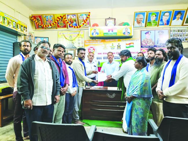 ಲಂಬಾಣಿ ರೈತನ ಮೇಲೆ ಹಲ್ಲೆ ಪ್ರಕರಣ: ಶಿರಹಟ್ಟಿ ಪಿಎಸ್‌ಐ ಈರಣ್ಣ ರಿತ್ತಿ ಅಮಾನತ್‌ಗೆ ಆಗ್ರಹ 