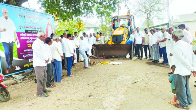 ಧುಳಗನವಾಡಿಯಲ್ಲಿ 80 ಲಕ್ಷ ರೂ. ರಸ್ತೆ-ಚರಂಡಿ ಅಭಿವೃದ್ಧಿ ಕಾಮಗಾರಿಗೆ ಚಾಲನೆ 