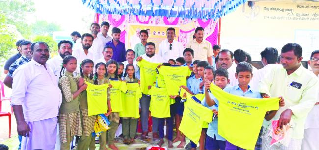 ಸರ್ಕಾರಿ ಶಾಲಾ ಮಕ್ಕಳಿಗೆ ಸಮವಸ್ತ್ರ ವಿತರಣೆ 