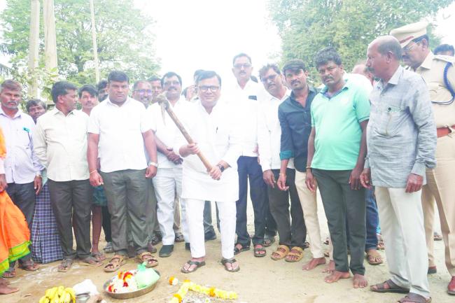 3 ಕೋಟಿ ವೆಚ್ಚದಲ್ಲಿ  ರಸ್ತೆ  ಕಾಮಗಾರಿಗೆ  ಭೂಮಿಪೂಜೆ : ಶ್ರೀನಿವಾಸ ಮಾನೆ 