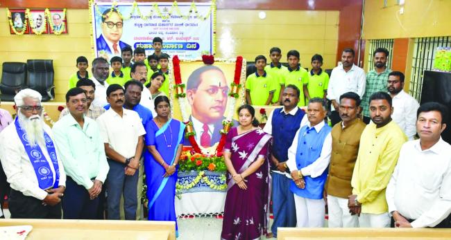 ಮಹಾ ಪರಿನಿರ್ವಾಣ ದಿನ ಬಿ.ಆರ್‌.ಅಂಬೇಡ್ಕರ್ ಅವರ ಭಾವಚಿತ್ರಕ್ಕೆ ಪೂಜೆ, ಪುಷ್ಪಾರ್ಚಣೆ 