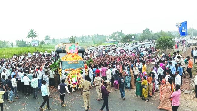 ಲಿಂಗೈಕ್ಕೆ ದಾನೇಶ್ವರ ಶ್ರೀಗಳಿಗೆ ಕಣ್ಣೀರಿನ ವಿದಾಯ ತಿಳಿಸಿದ ಭಕ್ತ ಸಮೂಹ  