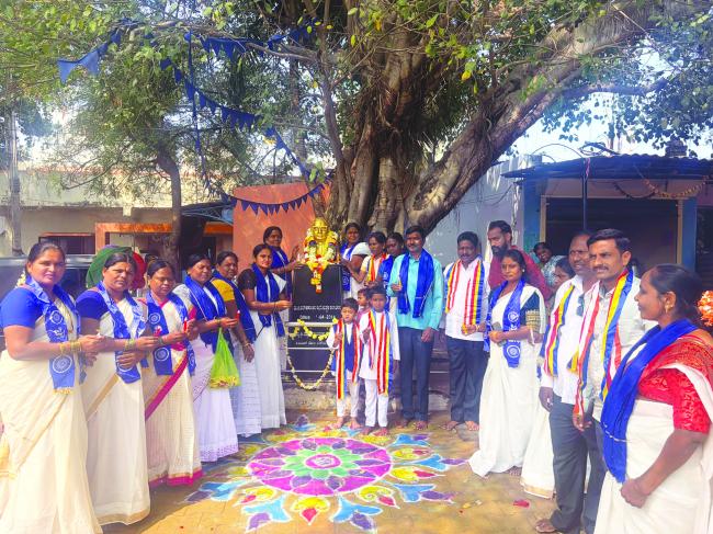 ಡಾಕ್ಟರ ಬಾಬಾ ಸಾಹೇಬ್ ಅಂಬೇಡ್ಕರ್ ಪ್ರತಿಮೆಗೆ ಗೌರವಾರೆ​‍್ಣ
