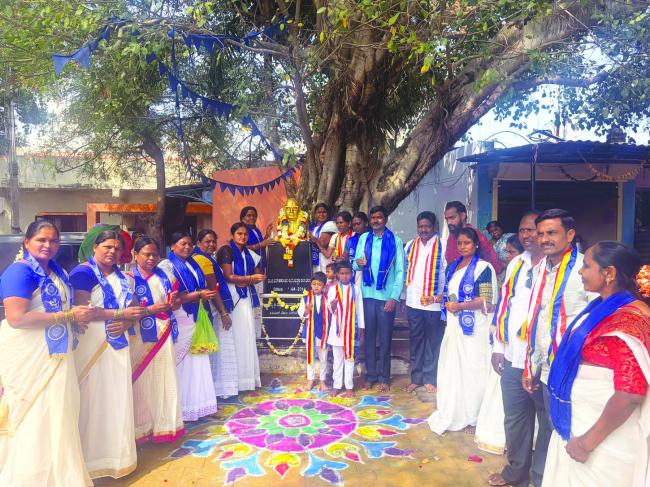 ಗದಗ-ಬೆಟಗೇರಿಯಲ್ಲಿ ಡಾ. ಬಿ ಆರ್ ಅಂಬೇಡ್ಕರ್ ಪ್ರತಿಮೆಗೆ ಮಾಲಾರೆ​‍್ಣ ಮಾಡಿ ಕ್ಯಾಂಡಲ್ ಹಚ್ಚುವ ಮೂಲಕ ಆಚರಣೆ 