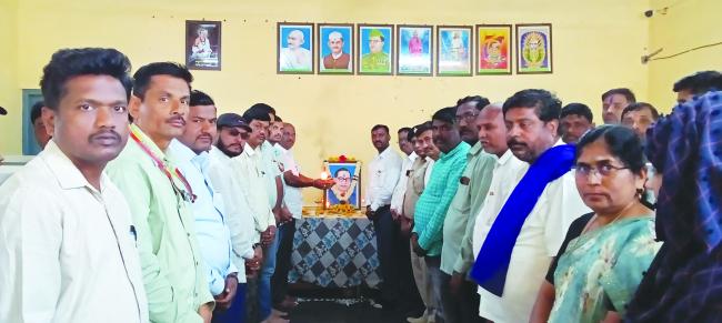 ಅಂಬೇಡ್ಕರ್ ಅವರ 69ನೇ ಮಹಾಪರಿನಿರ್ವಾಣ ದಿನದ ಪ್ರಯುಕ್ತ ಗಣ್ಯರಿಂದ ಪ್ರತಿಮೆಗೆ ಗೌರವ ನಮನ 