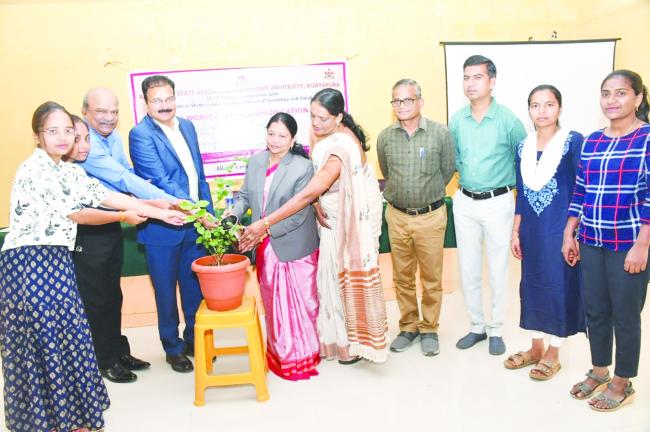 ಜನರೊಂದಿಗೆ ಹೆಚ್ಚು ಸಂವಹನ ಮಾಡಿದಷ್ಟೂ ನಮ್ಮ ಜ್ಞಾನ ವೃದ್ಧಿಯಾಗುತ್ತದೆ 